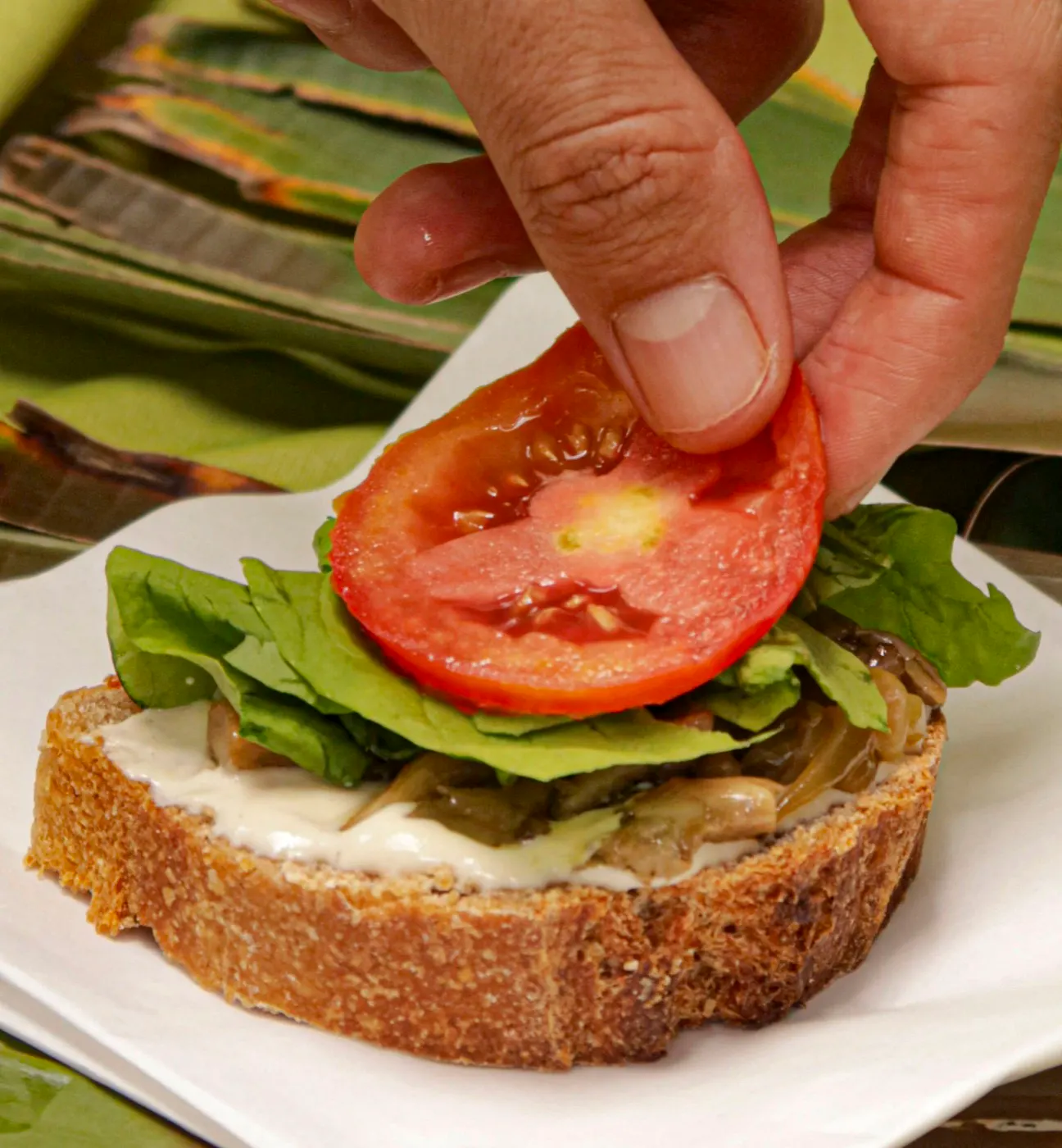 Sanduíche vegano sendo finalizado