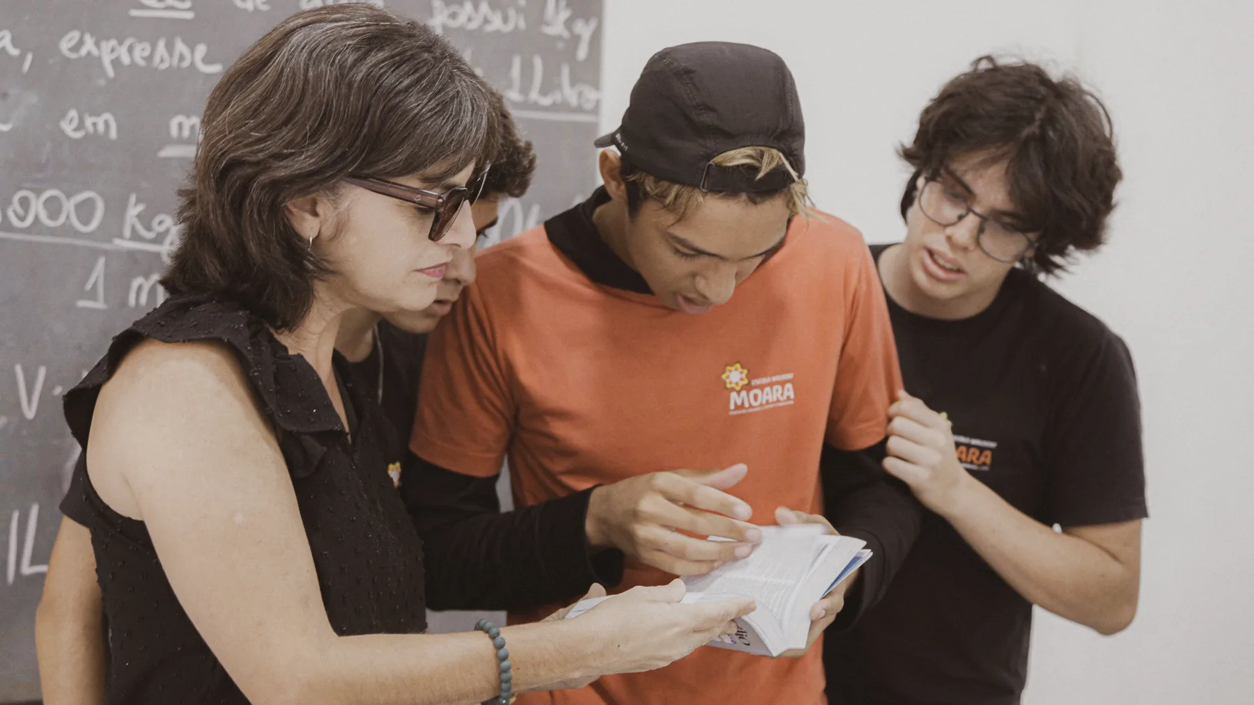Capa fotográfica do vídeo institucional 01 da Escola Moara